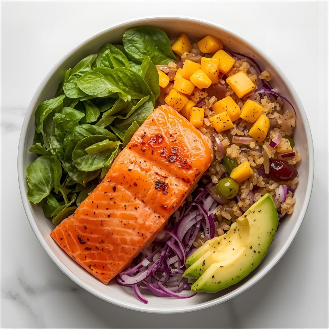 Proteinreiche Lachs-Bowl mit Quinoa & Avocado – gesund & lecker
